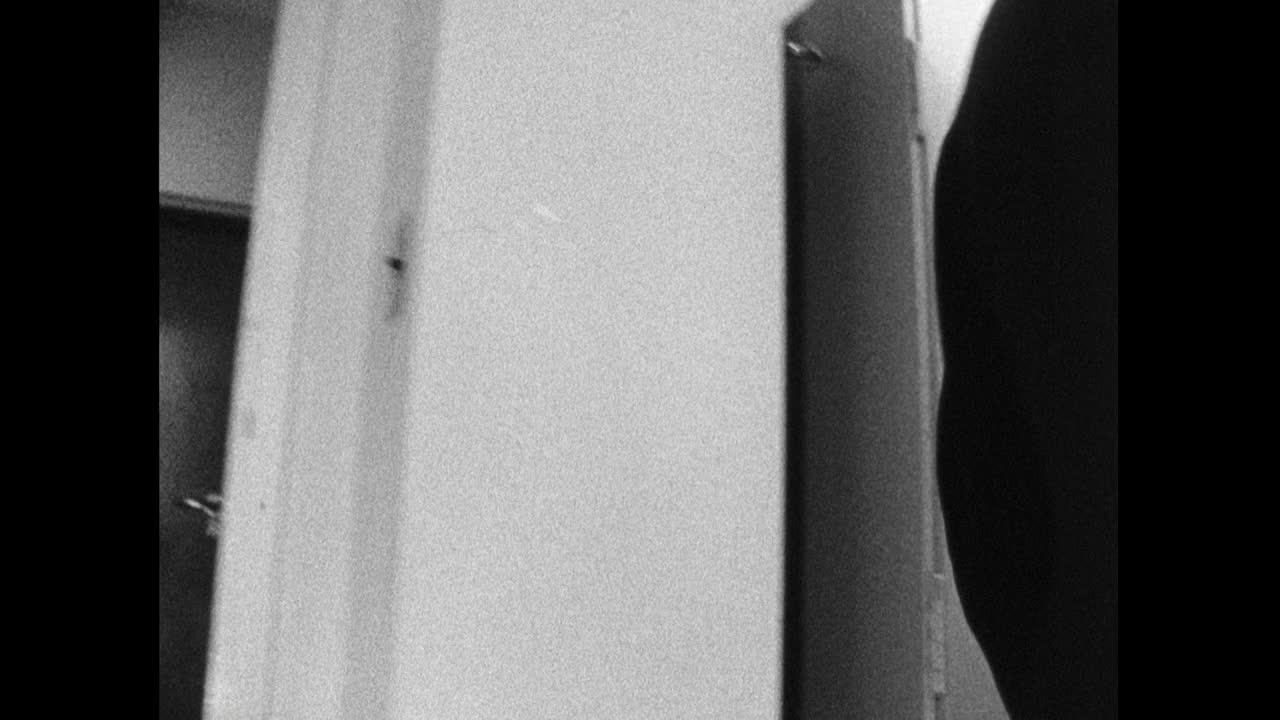 检查柜门及密码锁;1964视频素材
