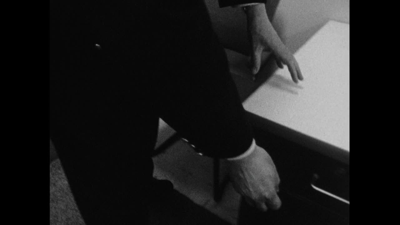 检查书桌和抽屉的安全;1964视频素材