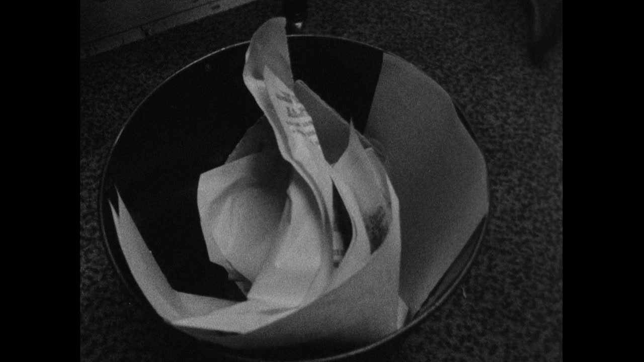 CU人在废纸篓里翻纸;1964视频素材