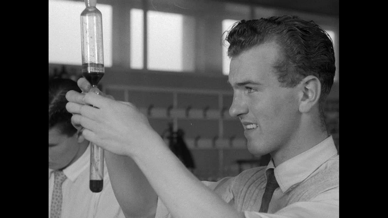 理科生参加实验室化学课;1956视频素材