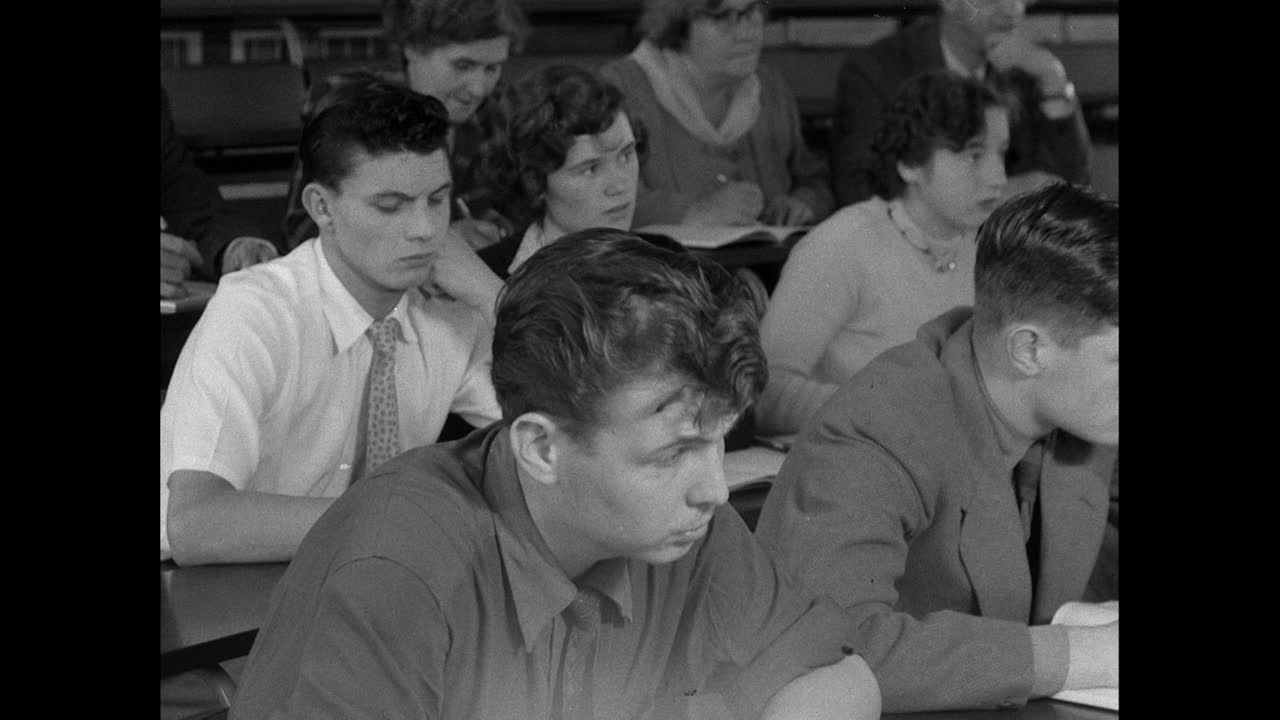 男男女女听老师讲化学;1956视频素材