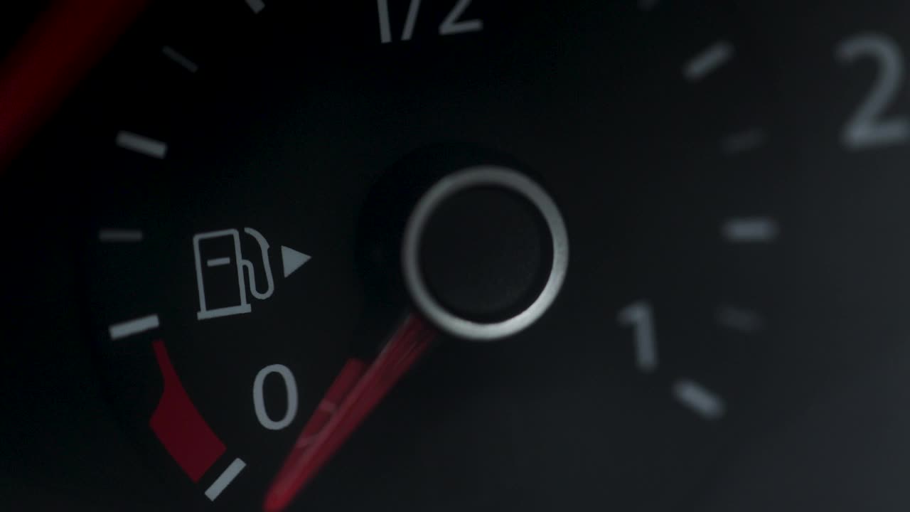 燃料表汽车仪表板加满。红灯打开时，坦克是满的或车辆激活。接近汽油表的黑色背景视频素材