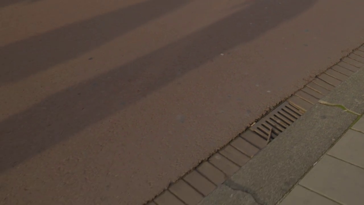 在阿姆斯特丹自行车道上骑自行车的人不多视频下载