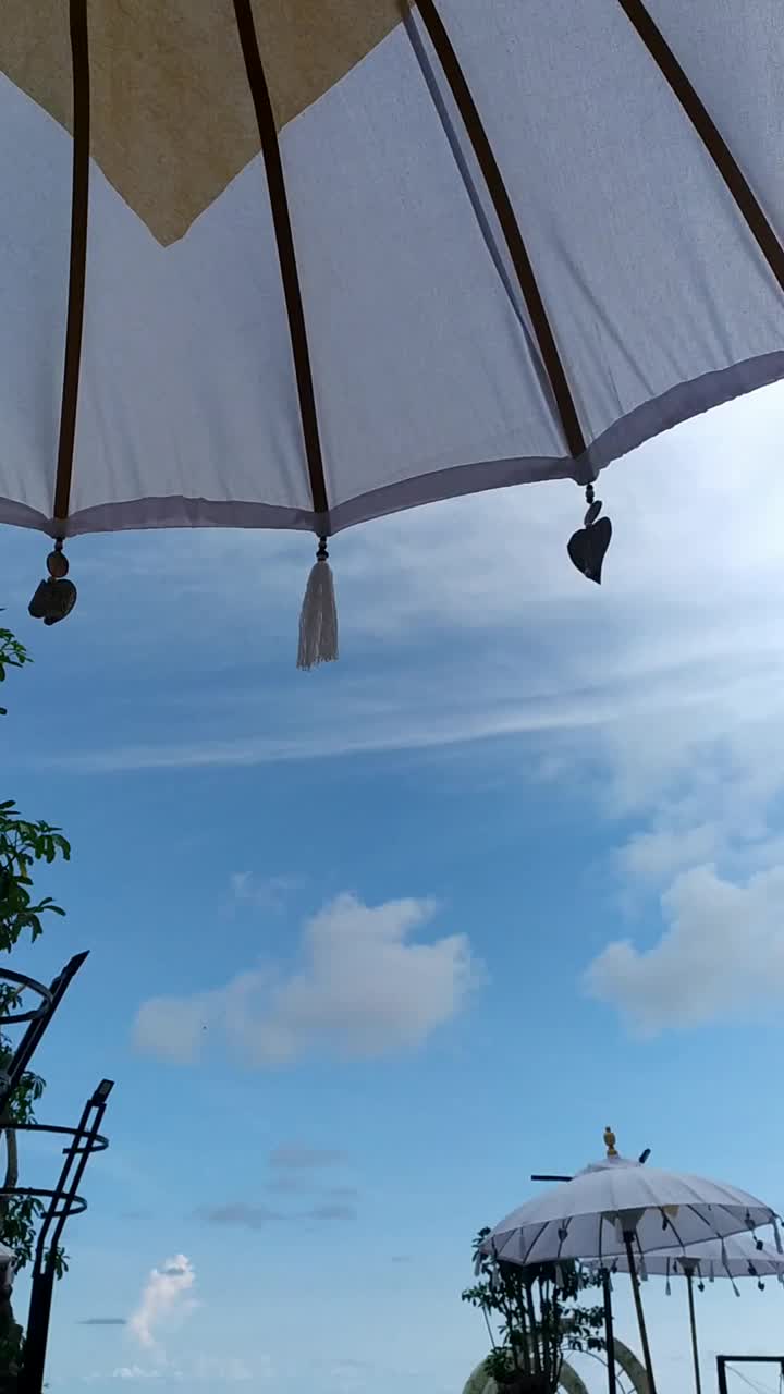 一把白色的伞在海边视频下载