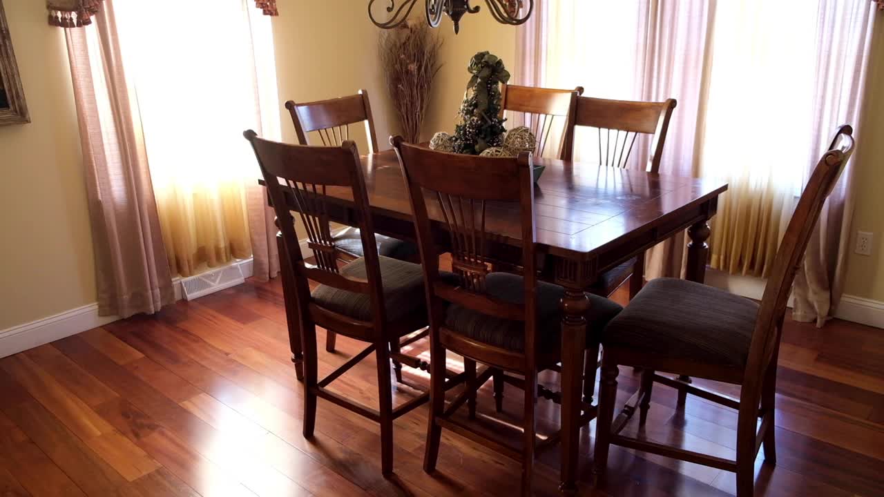内部的房子。餐厅里的椅子和桌子。视频下载