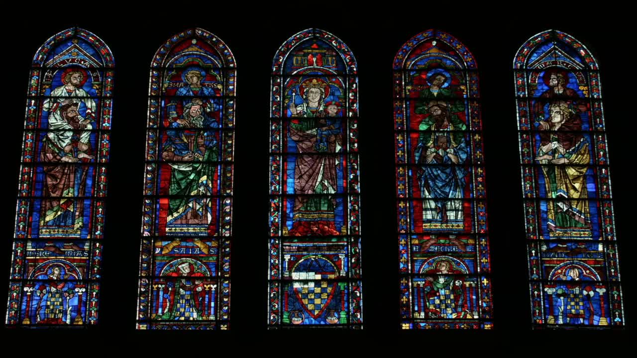 法国沙特尔大教堂的长窗视频素材