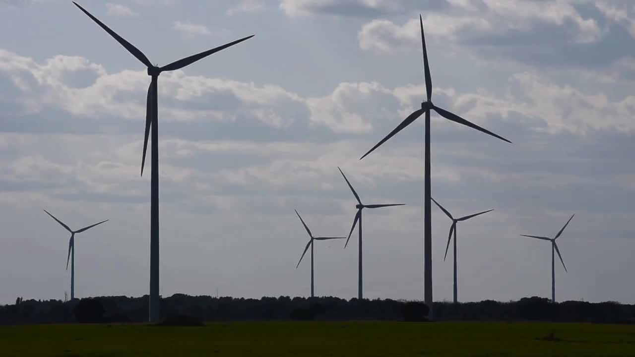Peñaflor de Hornija风力发电场，其风车利用风力产生可持续的电力视频素材