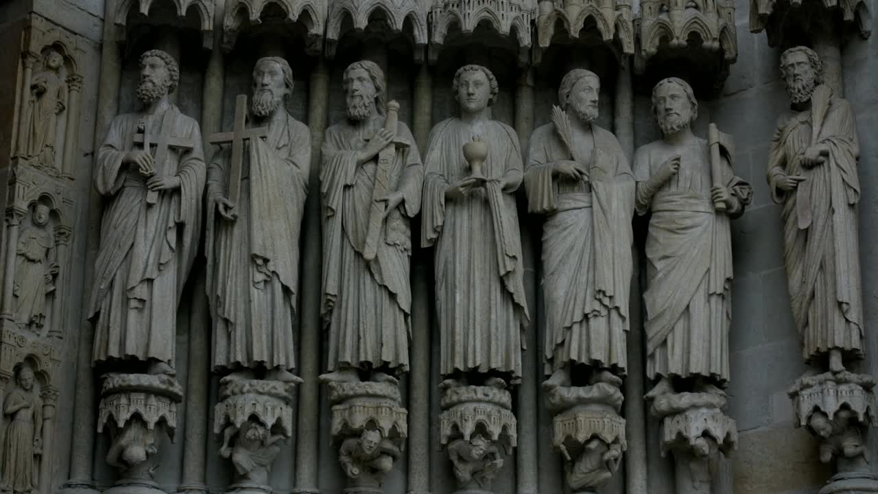 法国大教堂入口上方华丽的雕刻视频下载