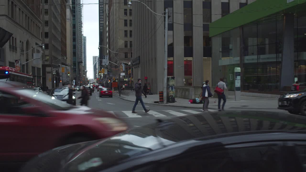 一名摄影师在多伦多市中心捕捉镜头的时间流逝视频素材