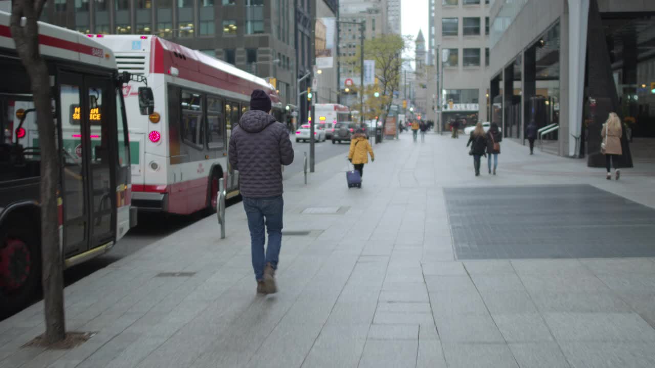 摄影师在多伦多市中心散步的时光流逝视频素材