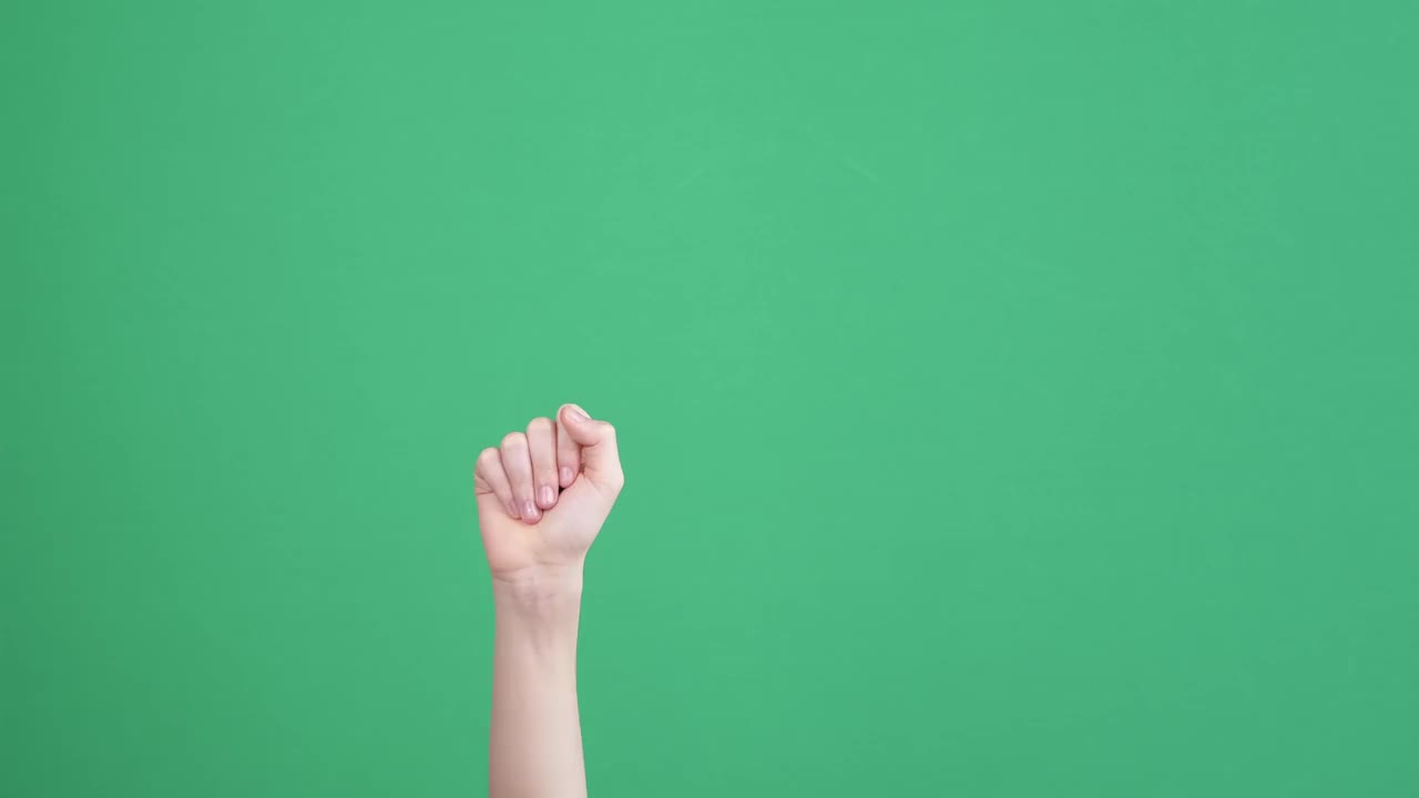 用手指计数的概念。举起孩子的手显示1,2,3,4,5个手指在色度键绿色屏幕背景上视频素材