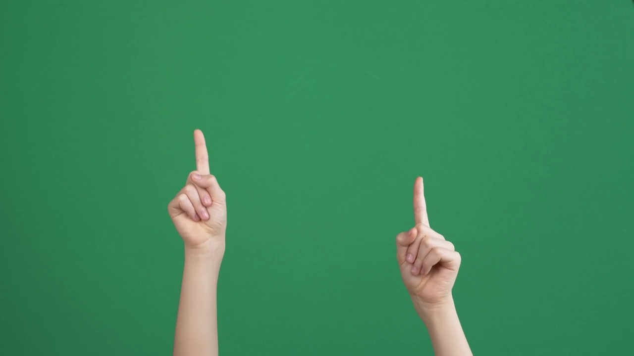 孩子的手举起和手指指向空色度键绿色屏幕背景。不说话交流，手势概念视频素材