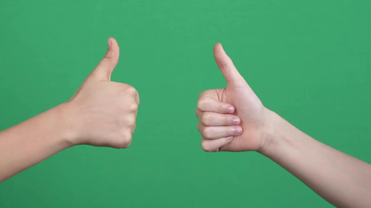 喜欢不喜欢的手势。两只手在绿色屏幕背景上显示不同的手势，拇指向上和拇指向下视频下载