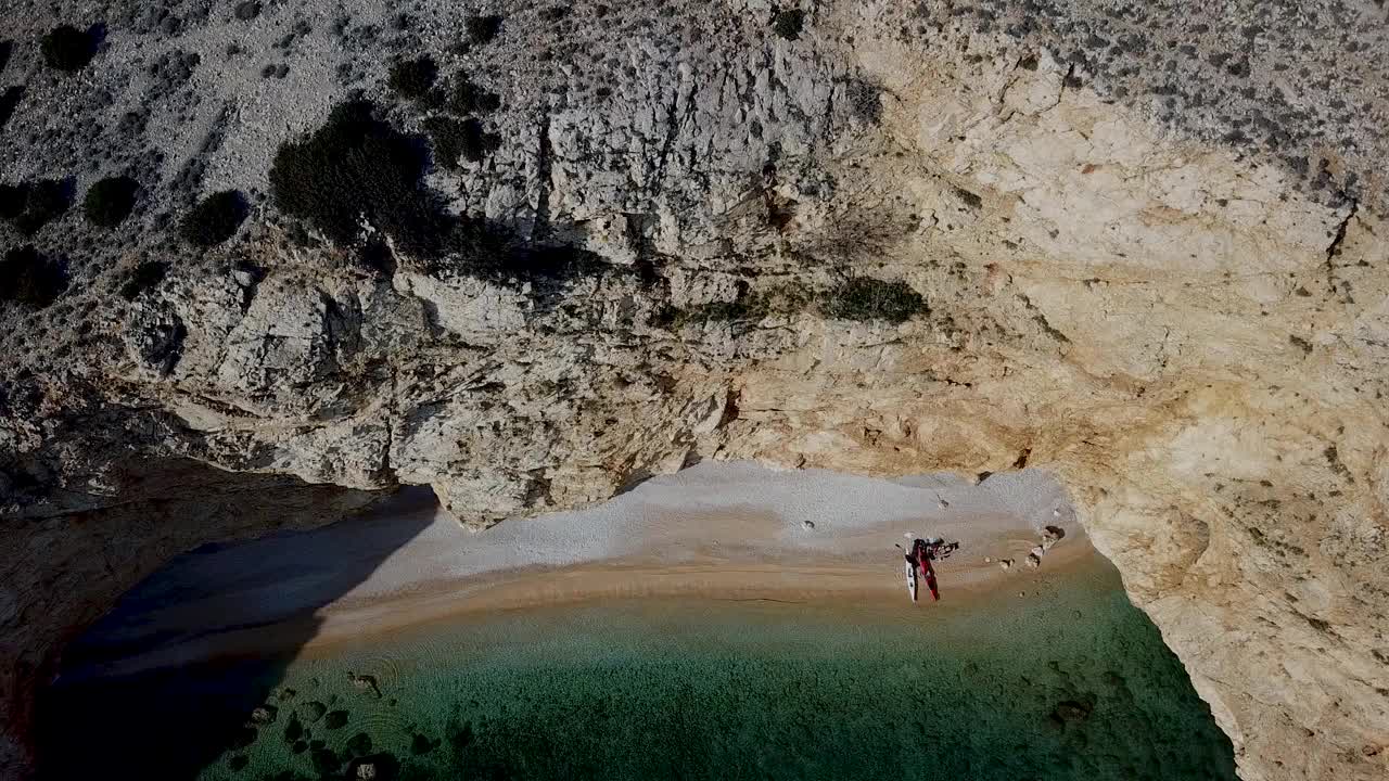 亚得里亚海悬崖下的秘密海滩视频素材