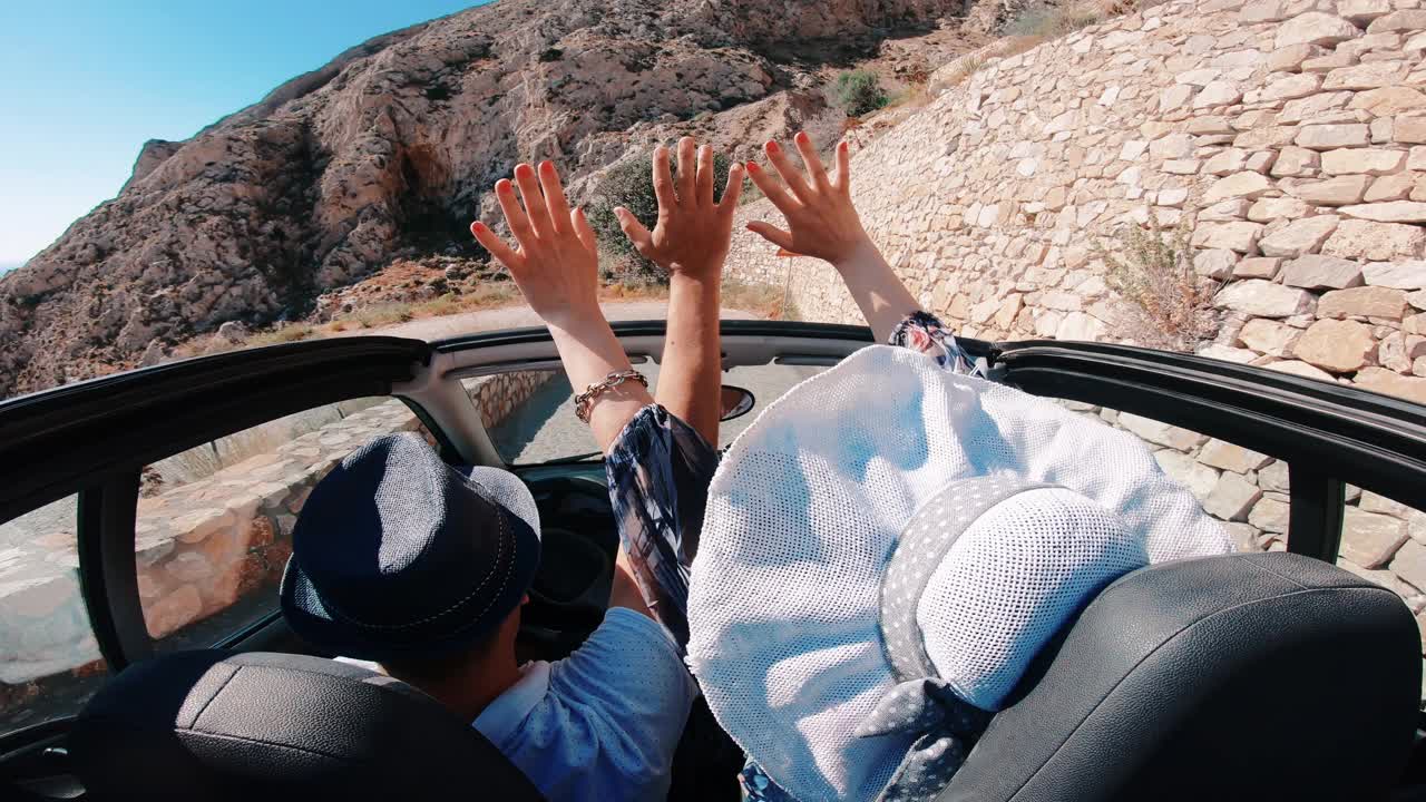 圣托里尼岛，夫妇在蜜月有乐趣驾驶时髦的敞篷车发现新的地方视频素材