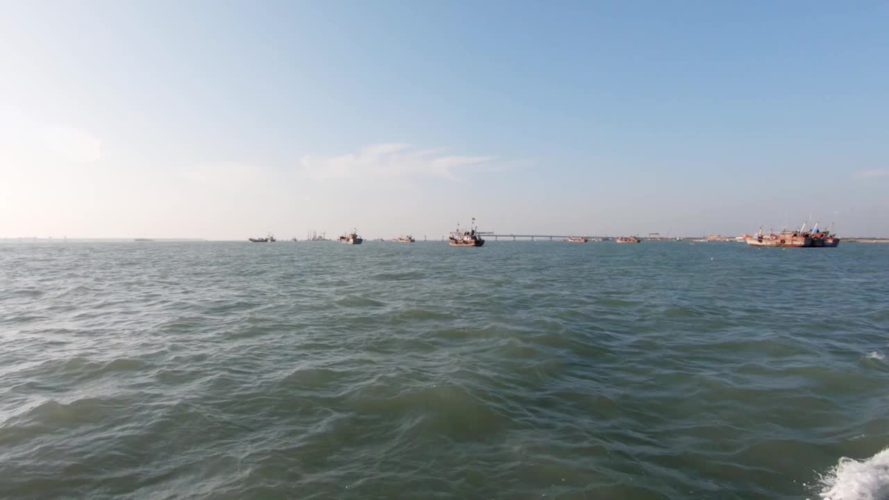 印度古吉拉特邦奥卡港附近阿拉伯海的船只视频素材