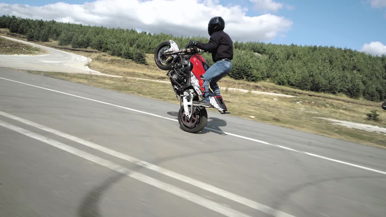 做特技的摩托车手，只能在后轮驾驶摩托车，极限驾驶视频素材