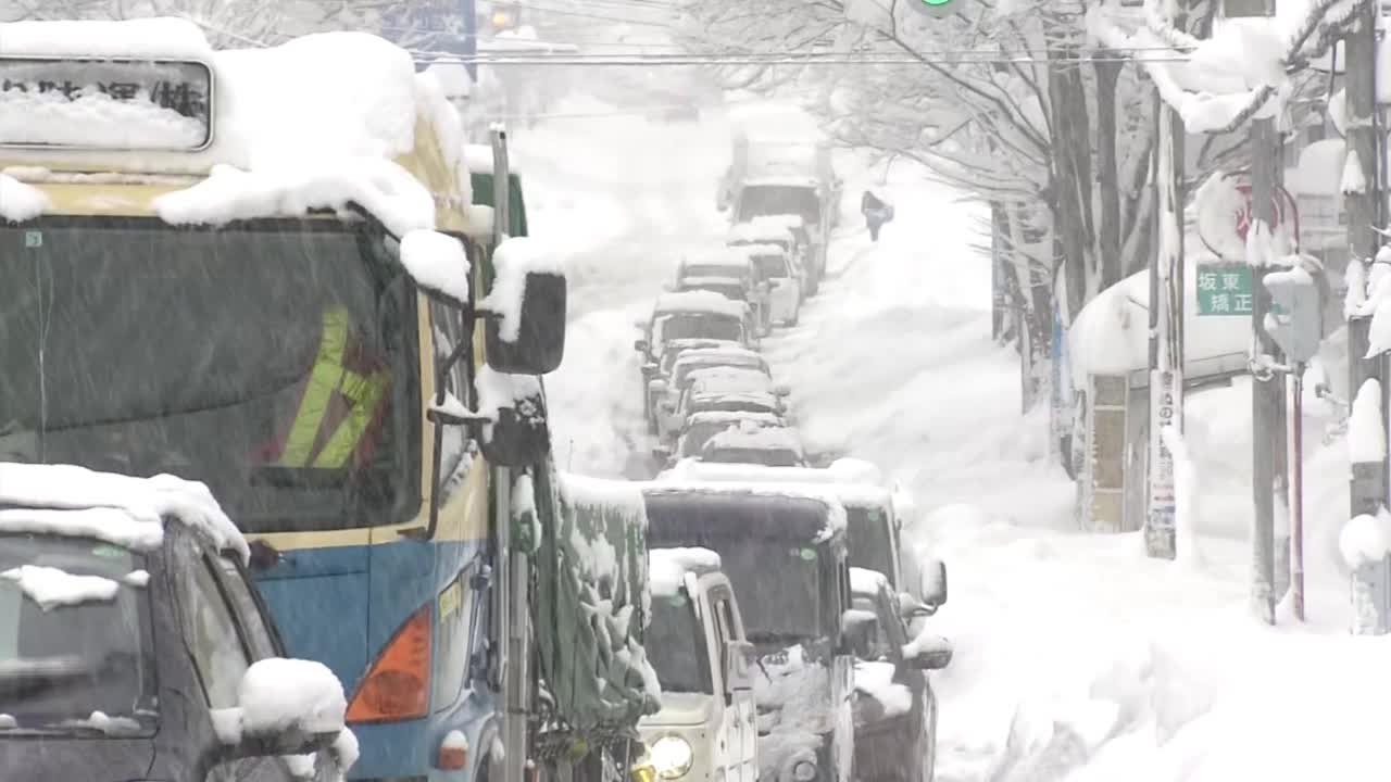 大雪造成的交通堵塞，富山，日本视频素材