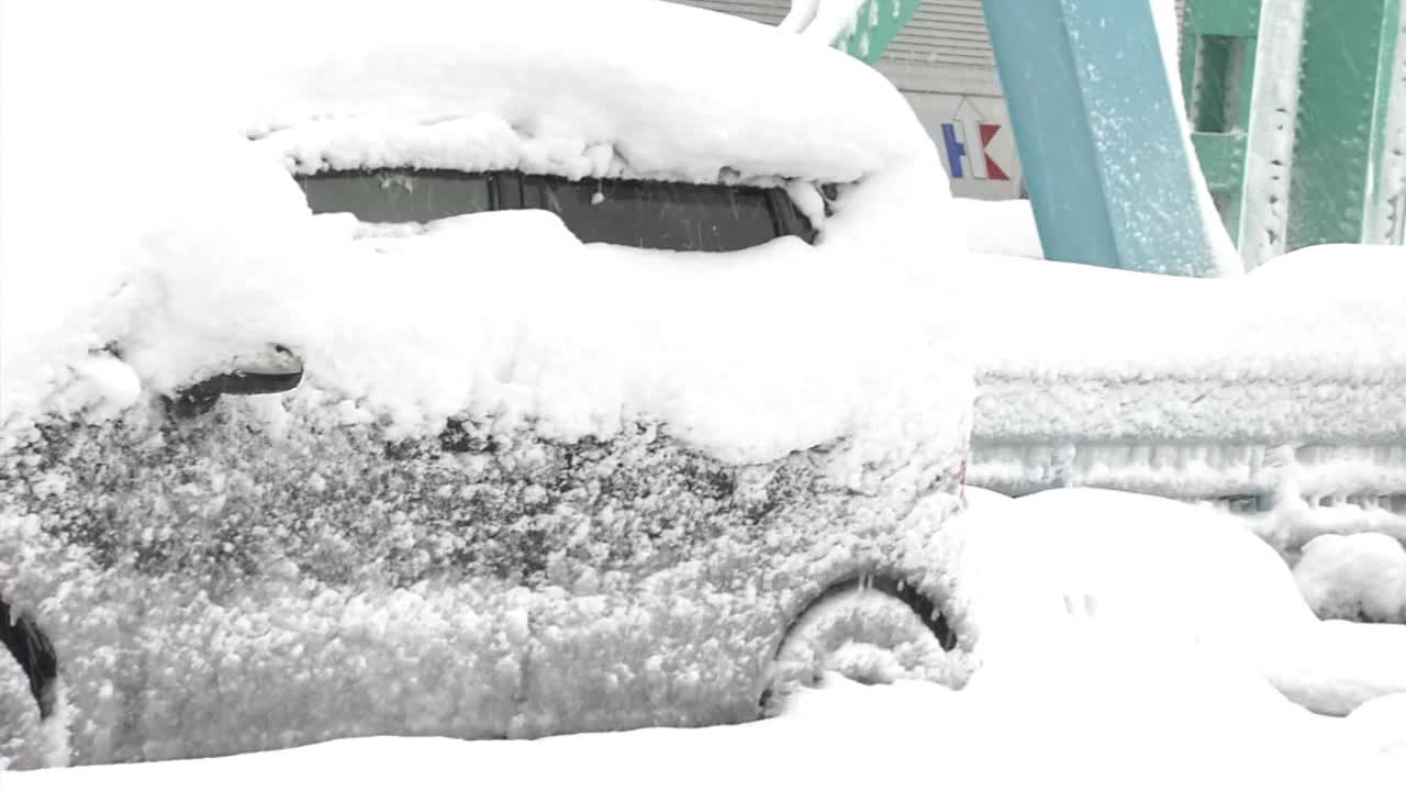 埋在暴雪中的车辆，富山，日本视频素材