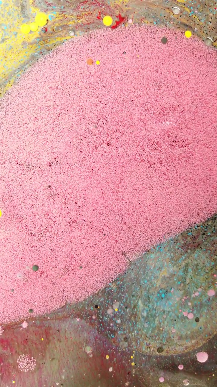 用抽象的粉色丙烯酸颜料画出油画运动视频下载