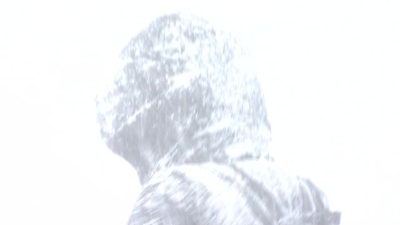 在暴风雪中行走的人的后脑壳，秋田，日本视频下载