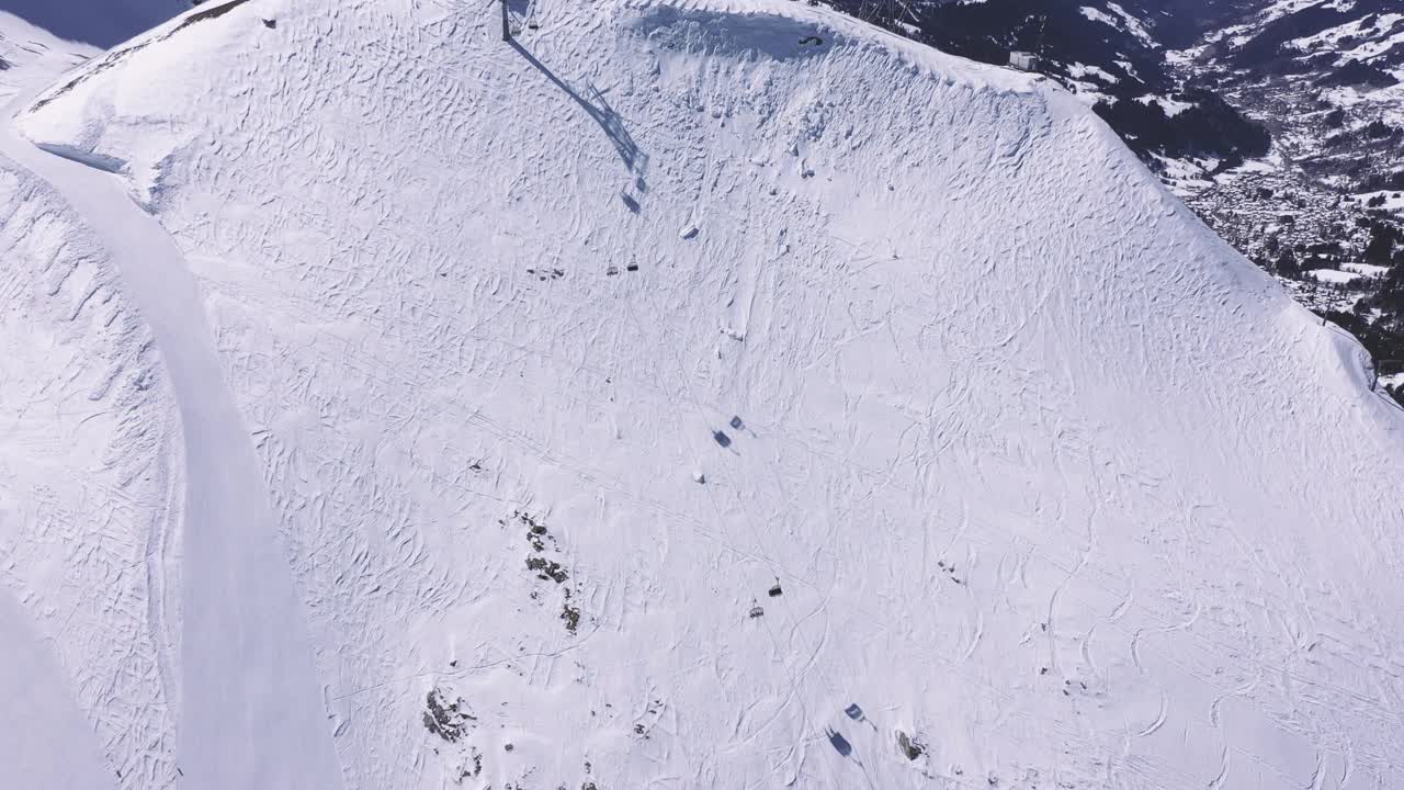 令人惊叹的无人机镜头在瑞士阿尔卑斯山滑雪道。视频素材