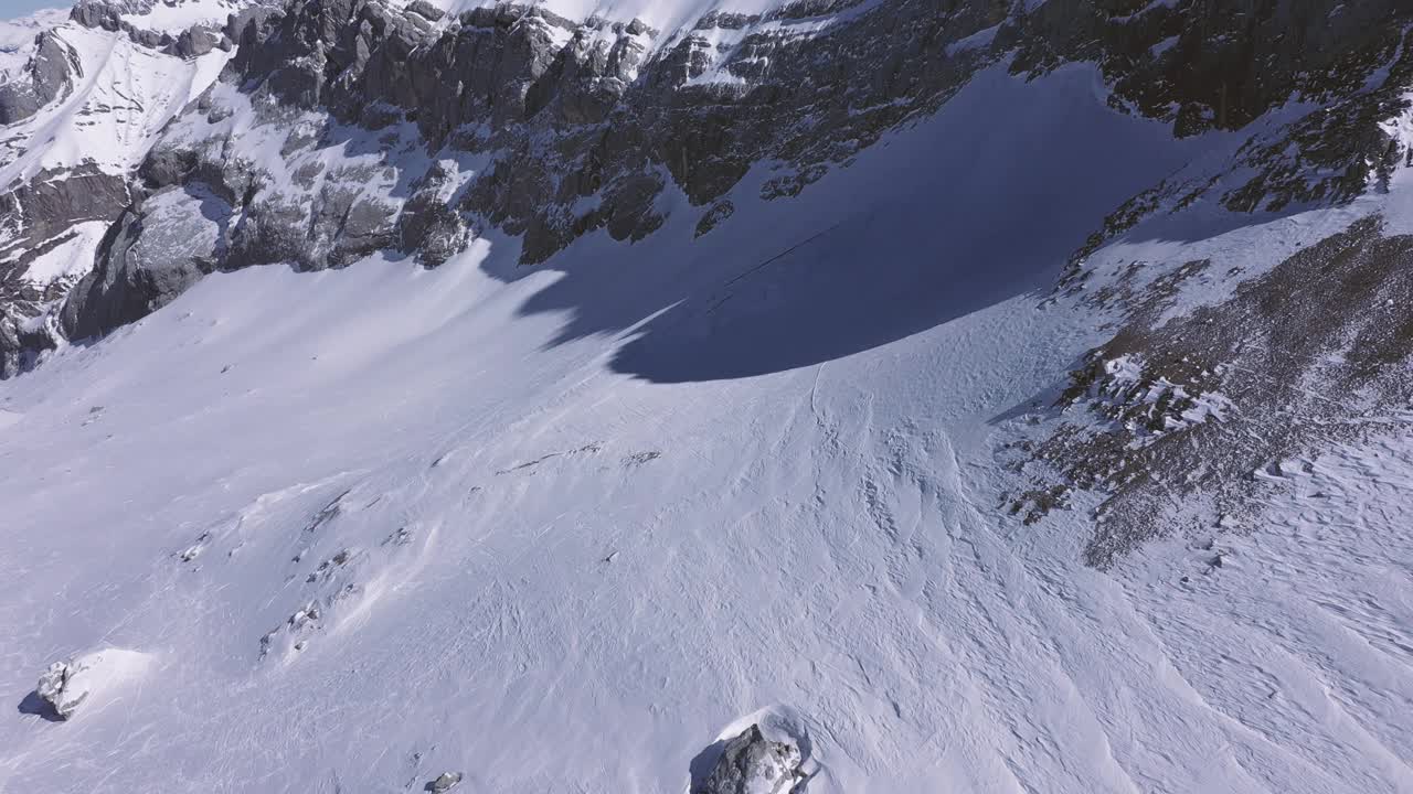 令人惊叹的无人机镜头在瑞士阿尔卑斯山滑雪道。视频素材