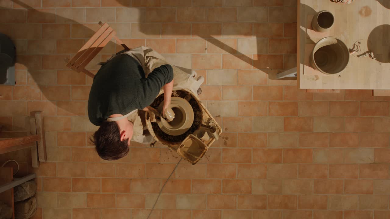 一名年轻男性陶工在工作室里制作一只碗视频素材