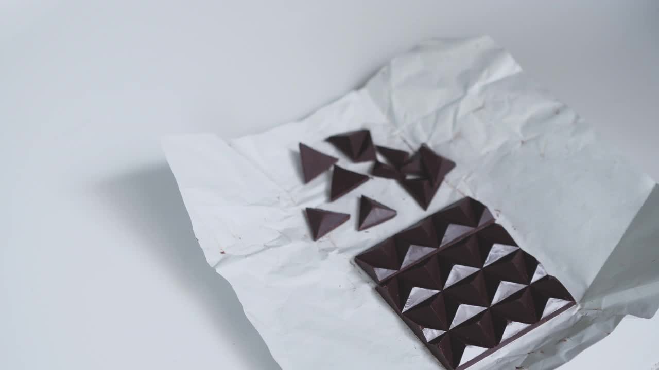 两只手分享素食自制的巧克力棒视频素材