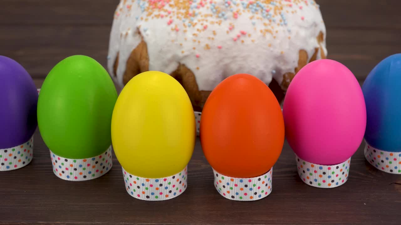 复活节面包和彩色彩蛋放在木板上。一套彩色的复活节彩蛋。视频素材