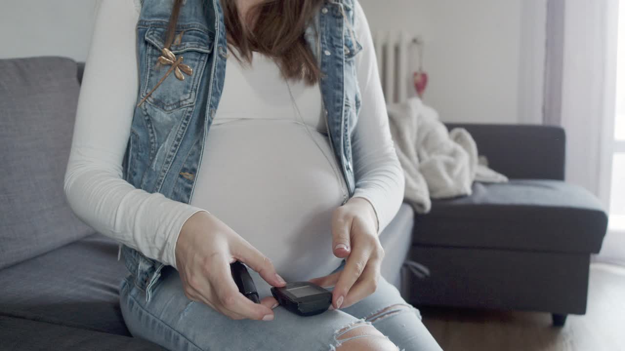 一名孕妇在家测试血糖的慢动作视频视频素材