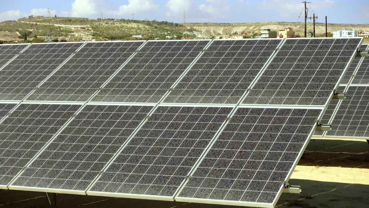 田野里布满灰尘的太阳能电池板。绿色自然能源收集。环保电源视频下载