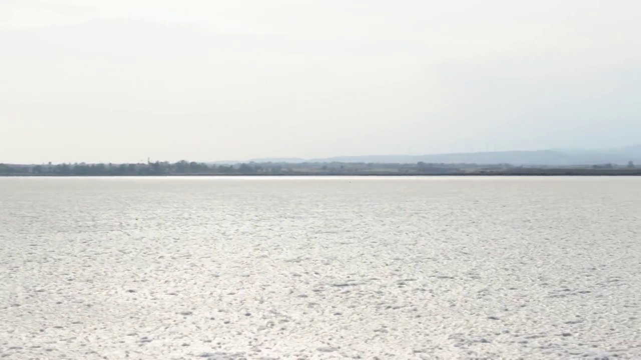 塞浦路斯拉纳卡干盐湖全景图。日落时，白色的外壳在阳光的映衬下结出晶体视频下载