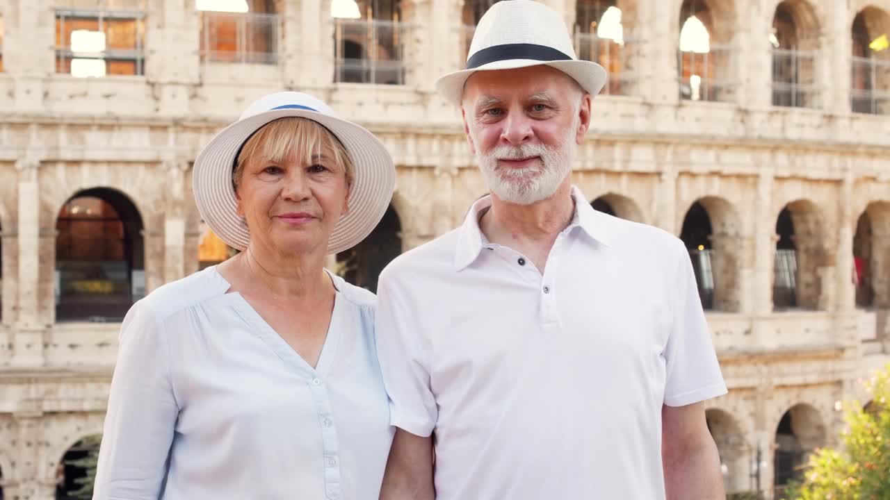 肖像老年夫妇享受假期在罗马。快乐的退休老人竖起大拇指表示“喜欢”视频素材