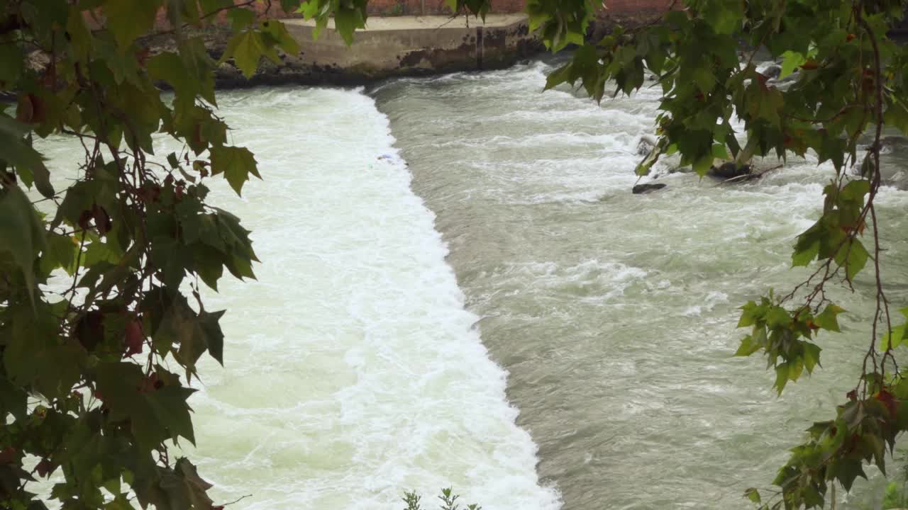意大利罗马台伯河湍急的浑水特写。慢动作流动的清澈的水视频下载