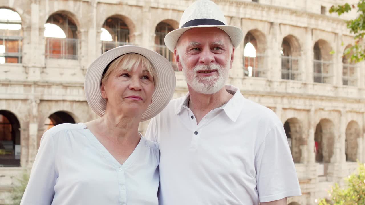 在罗马度假的老年旅行者的家庭。一对老年情侣在意大利罗马斗兽场前接吻视频素材