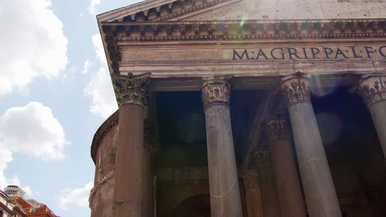 意大利罗马万神殿的特写。顶视图的古老历史寺庙与一线阳光。视频下载