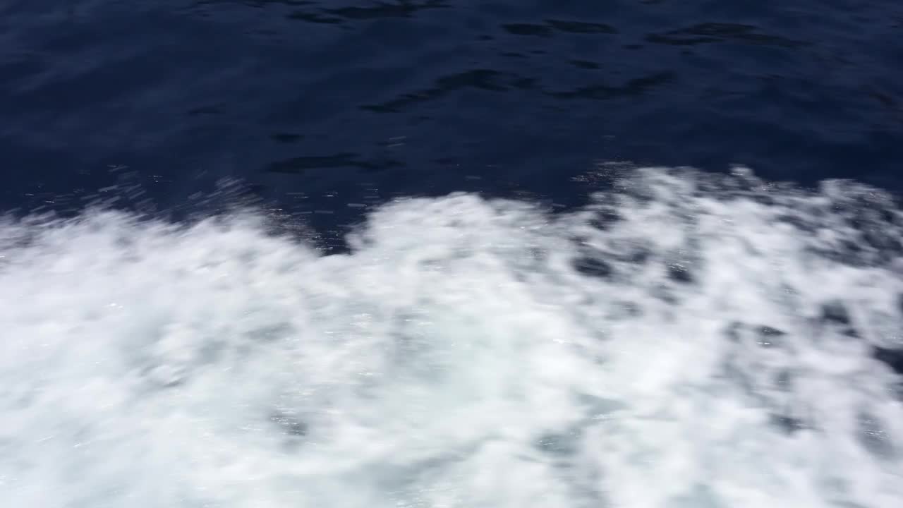 夏日，摩托艇后面尾随海浪的特写。法国里维埃拉的蓝色地中海视频下载