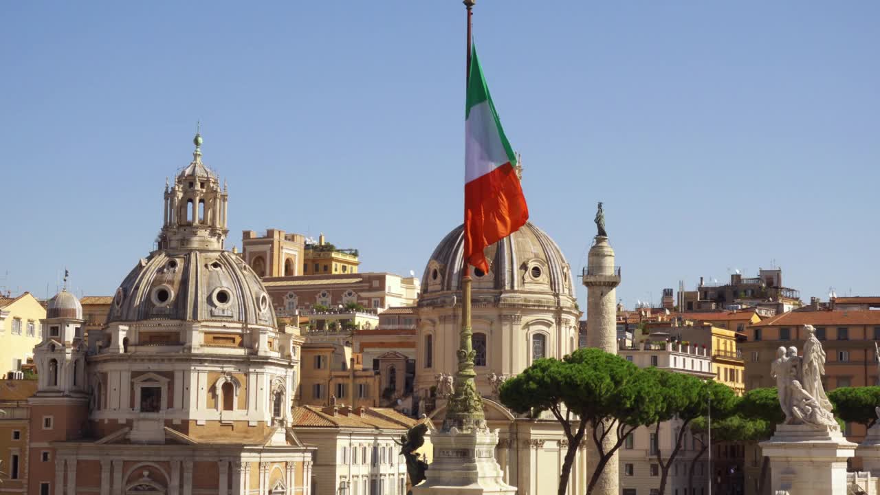 圣玛丽亚教堂背景和图拉真圆柱上飘扬的意大利国旗视频下载