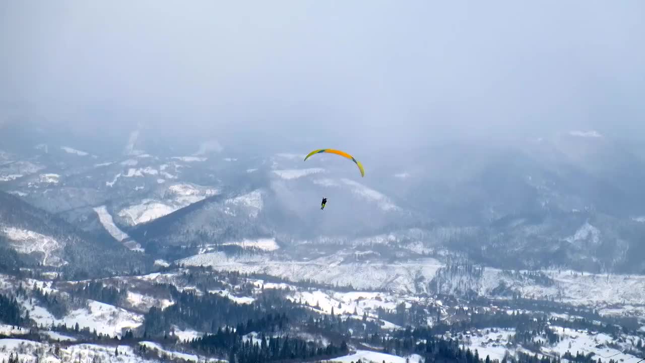 滑雪者在滑雪胜地上空滑翔视频购买