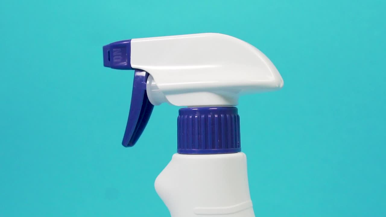 特写的喷瓶喷口与家庭清洁化学品。视频下载