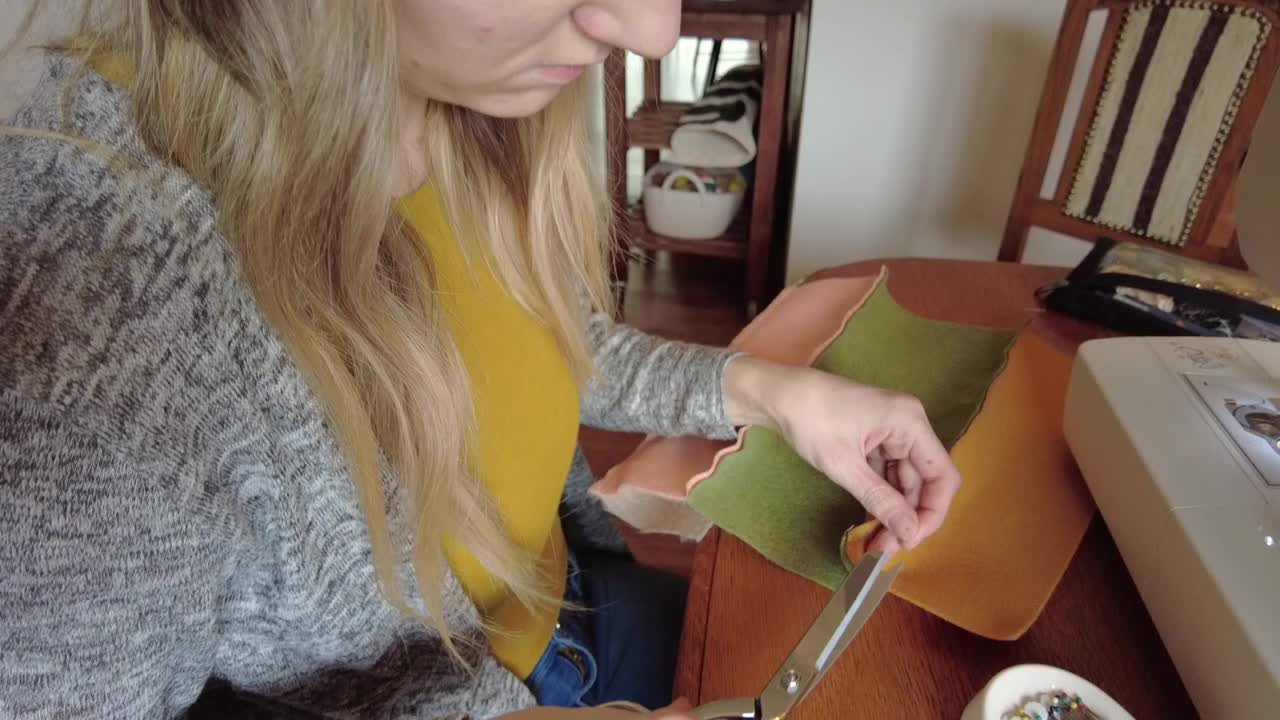 一个年轻的千禧一代女性用一台缝纫机制作4K视频的DIY项目视频下载