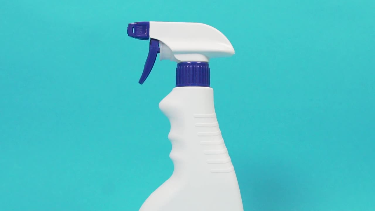 白色瓶装家用化学品，喷雾剂。打扫房子的工具。视频下载