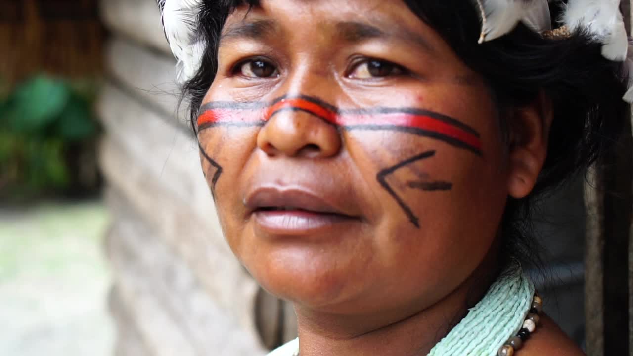 图皮瓜拉尼部落土著成熟妇女的肖像视频素材
