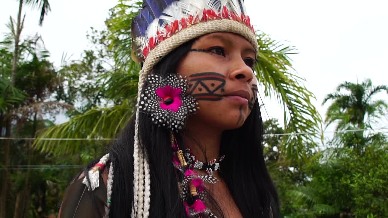 来自图皮瓜拉尼部落的土著年轻女子视频下载