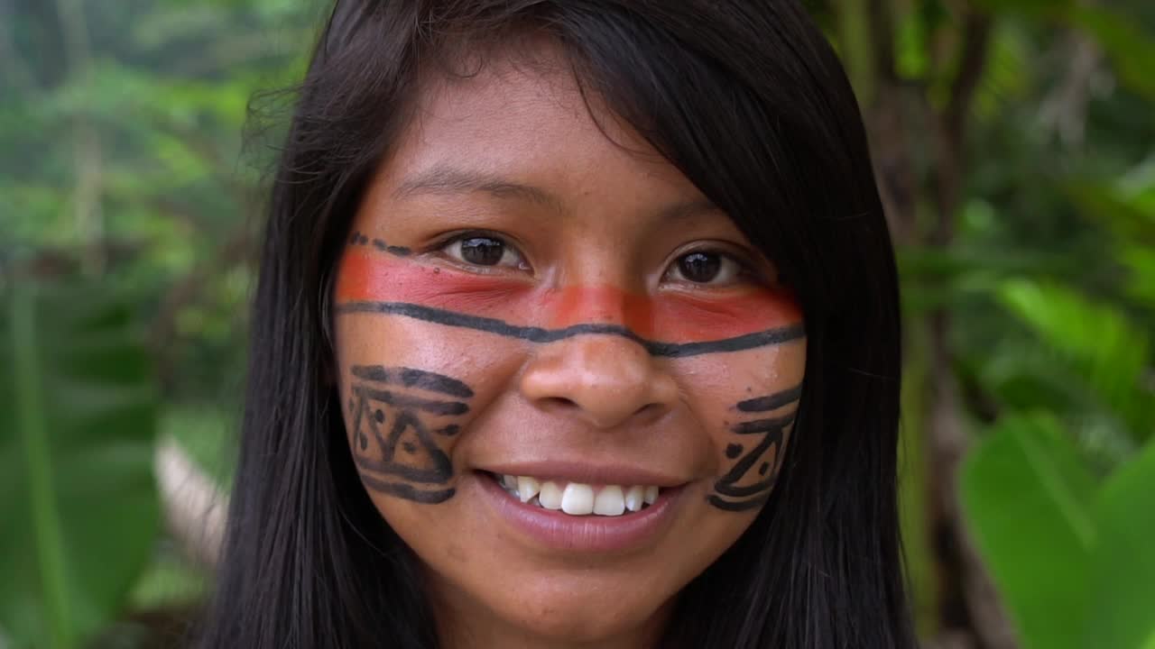 图皮瓜拉尼部落的一位年轻土著妇女的肖像视频下载