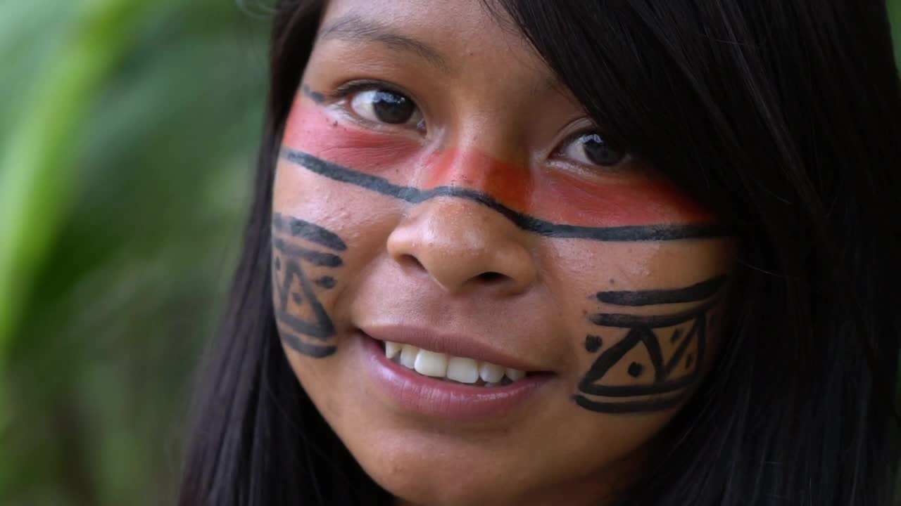 图皮瓜拉尼部落的一位年轻土著妇女的肖像视频素材