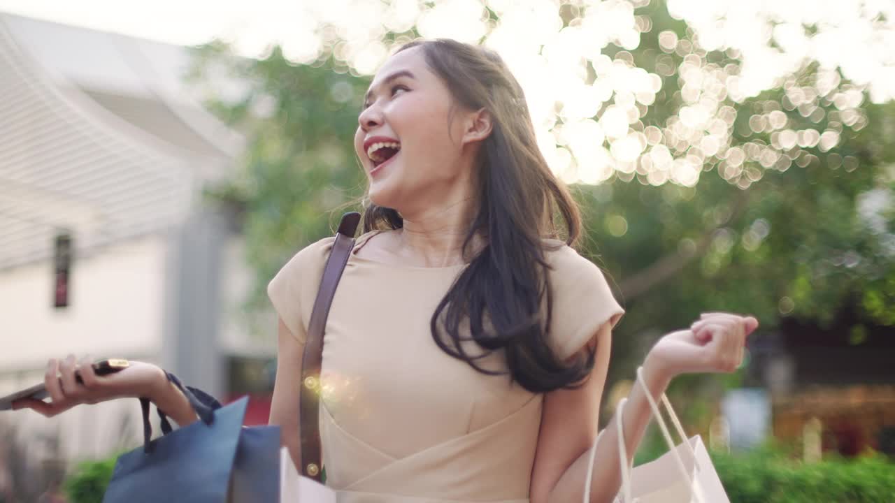 亚洲快乐女人购物与购物，慢镜头视频素材