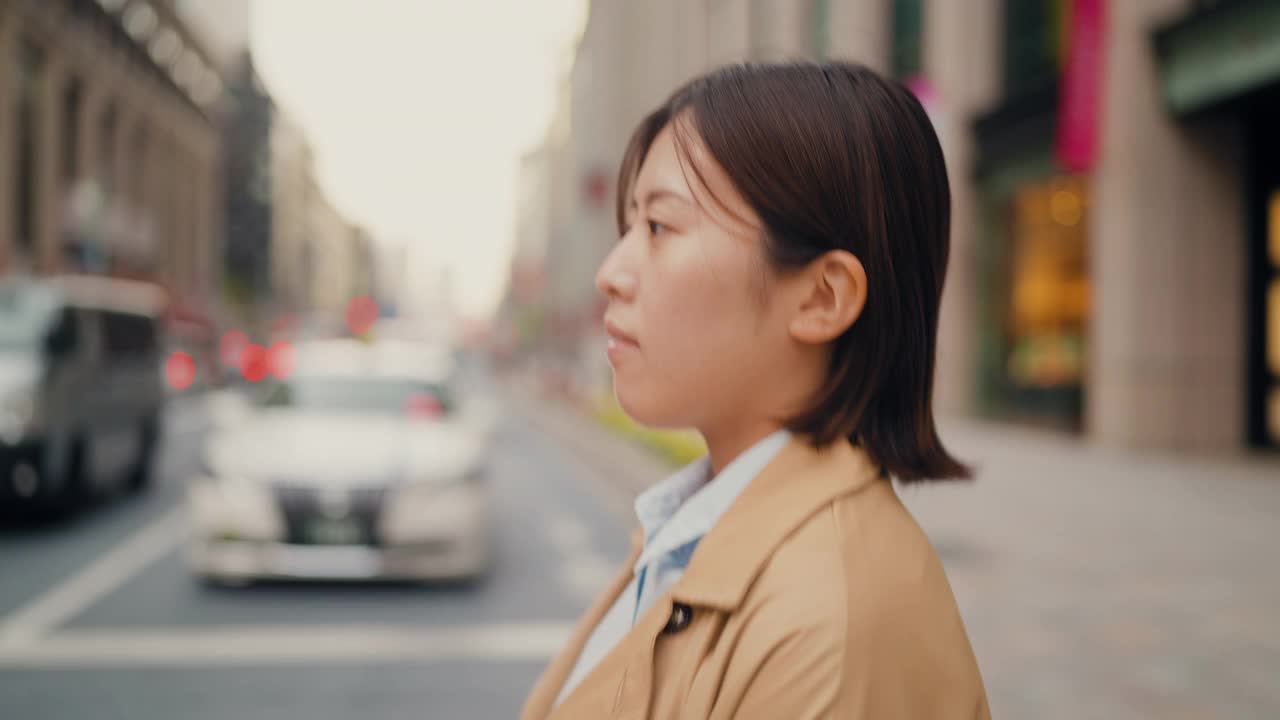 年轻的女商人在城市的金融区上下班和穿过街道视频下载