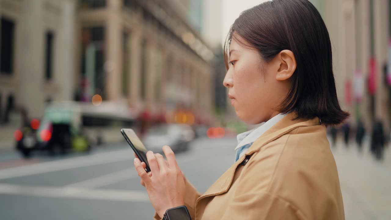 自信的年轻女商人在城市的金融区使用智能手机视频素材